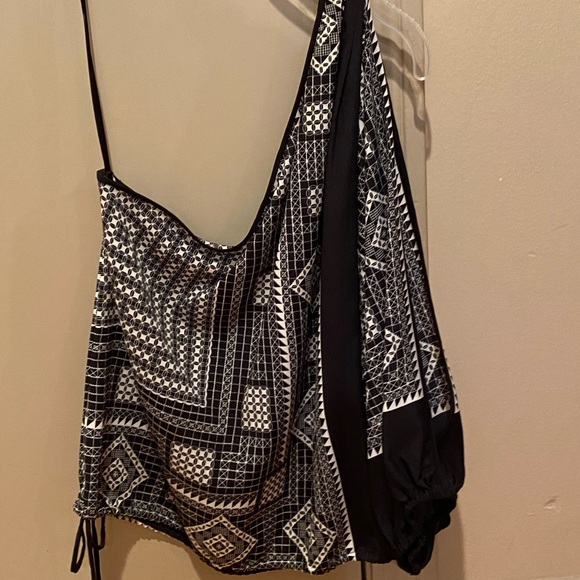 BCBG black one shoulder scarf print top - Picture 3 of 4